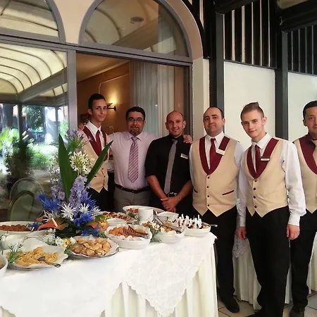 Vienna Ostenda E Ristorante Il Danubio Ρίμινι