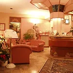 Vienna Ostenda E Ristorante Il Danubio מלון 4*